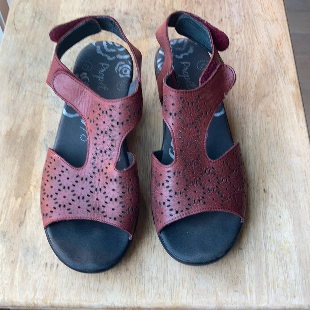 Propet Winnie ankle strap sandals red 8.5W